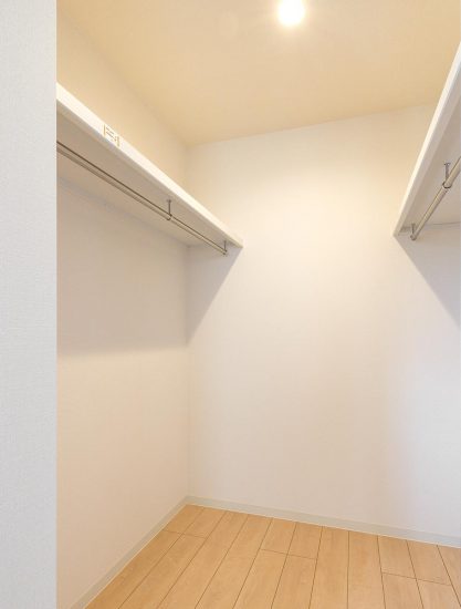 名古屋市天白区の戸建賃貸住宅の両サイドにハンガーパイプの付いたウォークインクローゼット