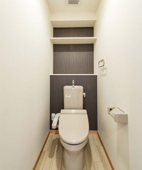名古屋市東区の賃貸併用住宅のオーナー様宅　タオルハンガー＆棚付きのトイレ