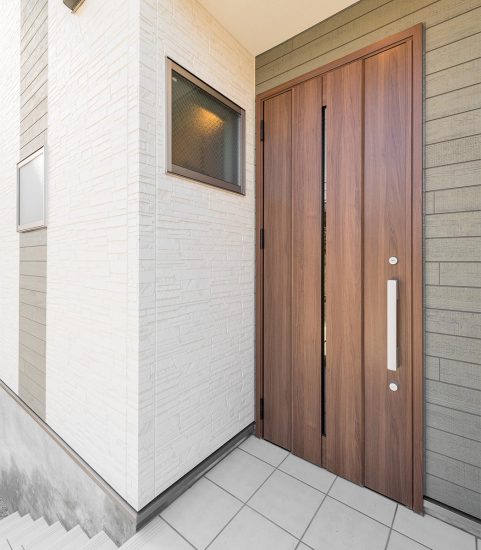 名古屋市天白区の戸建賃貸住宅のスリットの付いた木のおしゃれな玄関ドア