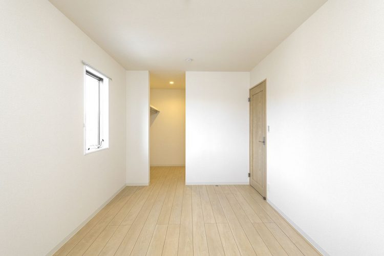 名古屋市天白区の戸建賃貸住宅のウォークインクローゼット付きのナチュラルカラーの洋室