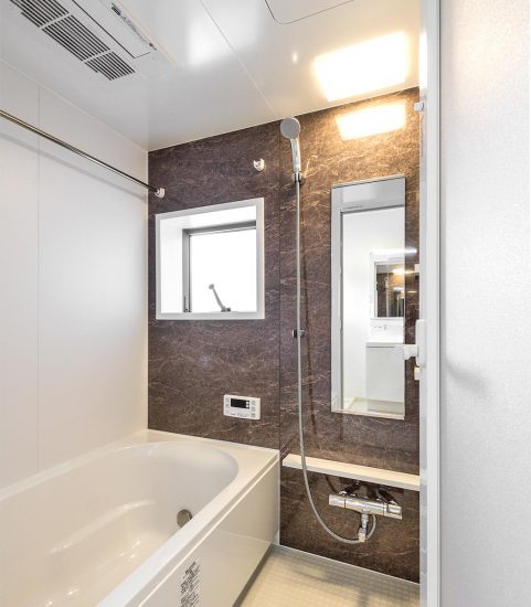 名古屋市天白区の戸建賃貸住宅の落ち着きのあるブラウンの壁のバスルーム