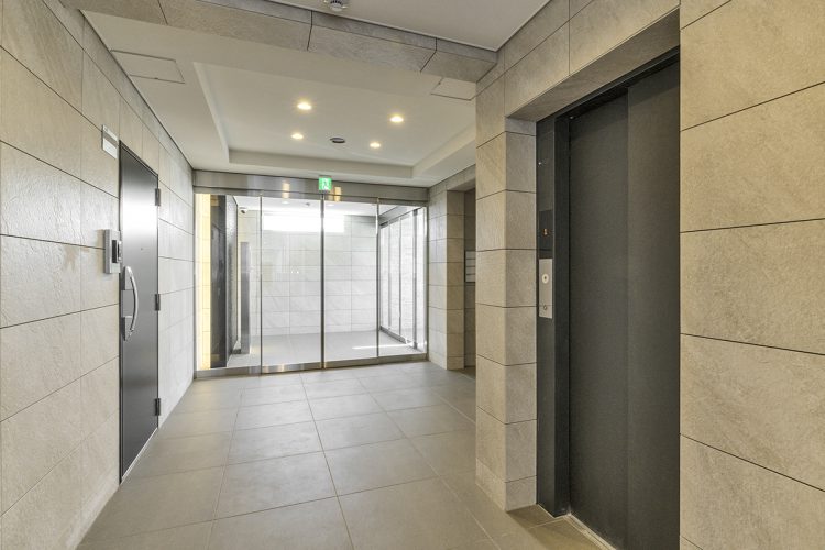 名古屋市名東区の賃貸マンションの高級感ある大判タイルのエレベーターホール