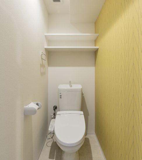名古屋市名東区の賃貸マンションの2段の棚が付いたトイレ