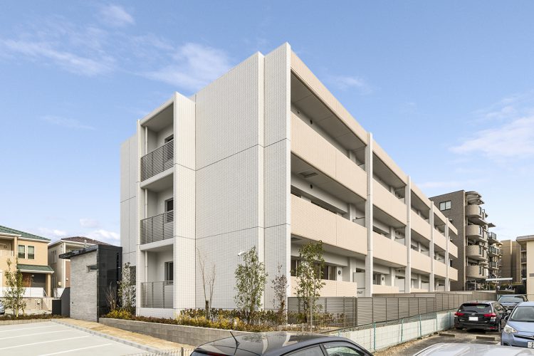 名古屋市名東区の賃貸マンションの植栽のある外構と駐車場