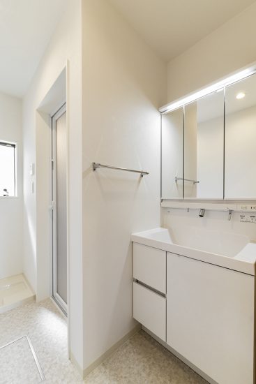 名古屋市名東区の戸建賃貸住宅の白を基調とした洗面室の写真