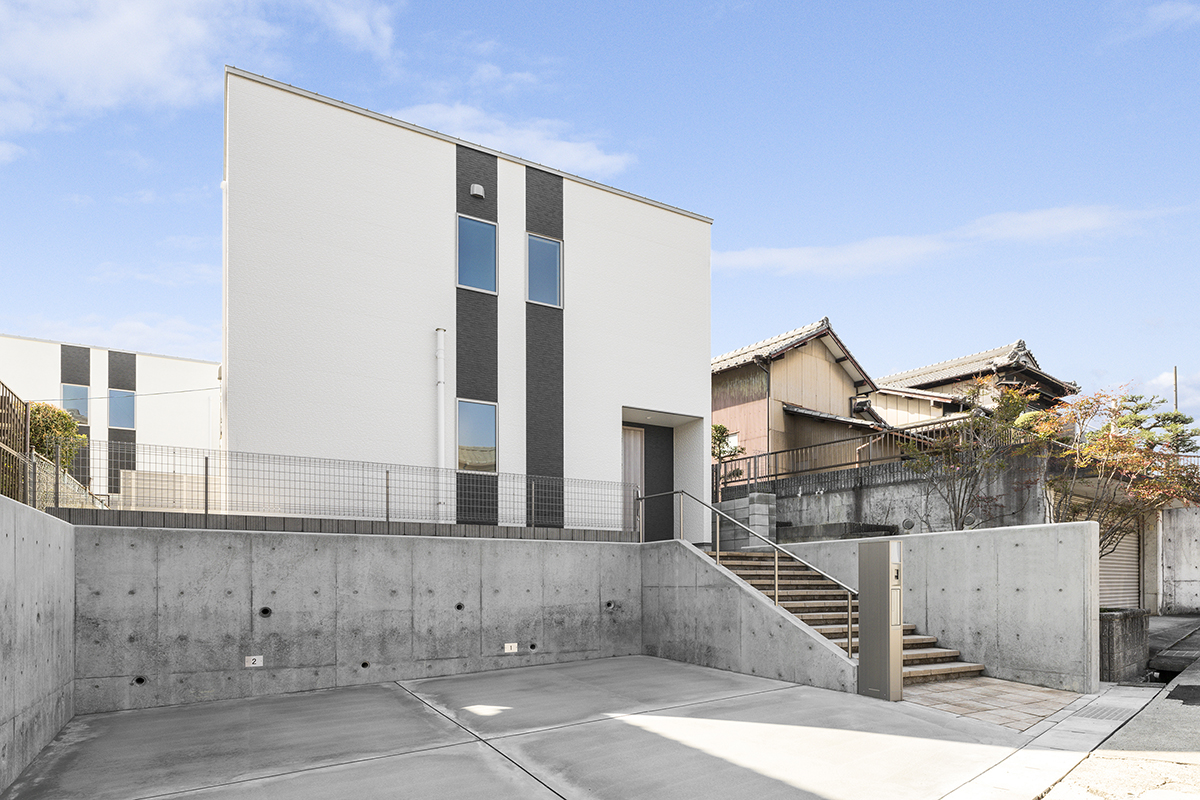 前面道路との段差を活かし、建物と駐車場を機能的に分離。