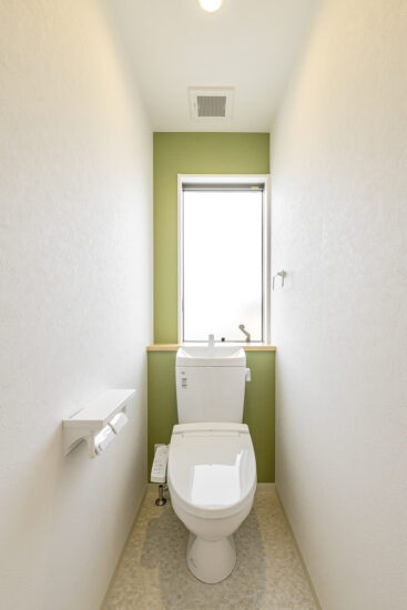 爽やかなグリーンがアクセントの清潔感あるトイレ空間