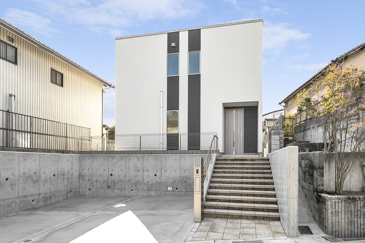 名古屋市名東区の戸建賃貸住宅の二本の縦ラインがアクセントになる外観デザインの新築写真