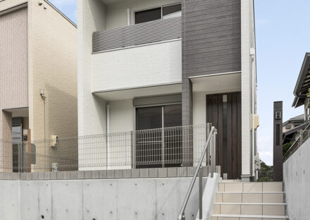 名古屋市名東区の戸建賃貸住宅のアプローチ階段の下に駐車場があり