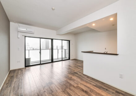 約2000平米の土地のモダンな賃貸マンションの1LDKの間取りのベランダに面した広さのあるLDK