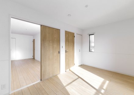 名古屋市名東区の戸建賃貸住宅の木目を活かしたドアと床、シンプルなデザインの洋室
