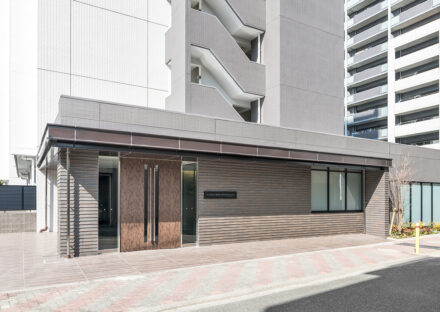 落ち着いた色合いのエントランス