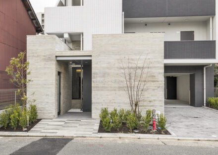 名古屋市中川区の12階建て賃貸マンションのエントランスの新築写真