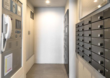 名古屋市中川区のマンションの黒色の宅配ボックスとメールボックスの新築写真