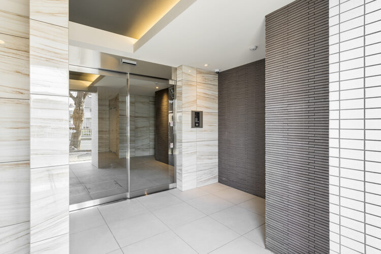 オートロック付きの高級感あるエントランス