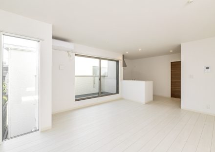 名古屋市天白区の戸建賃貸住宅の白を基調としたシンプルなLDKの新築写真