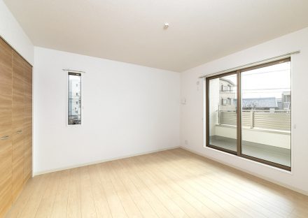 名古屋市天白区の戸建賃貸住宅のナチュラルテイストのベランダの付いた洋室の新築写真