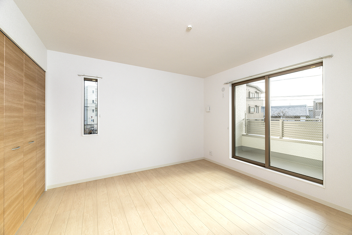 名古屋市天白区の戸建賃貸住宅のナチュラルテイストのベランダの付いた洋室の新築写真
