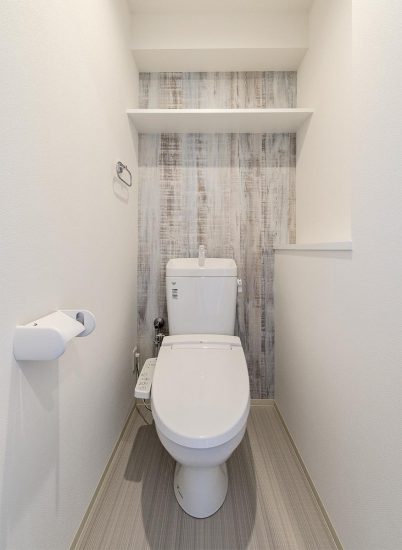 名古屋市中川区の賃貸マンションのおしゃれな壁紙のトイレの新築写真