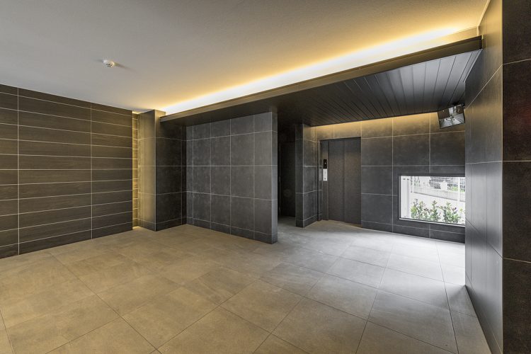 名古屋市中川区の賃貸マンションの高級感のあるエレベーターホールの新築写真