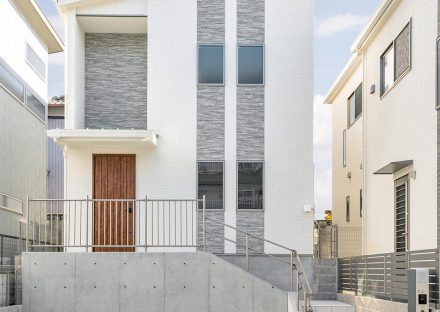 名古屋市天白区の戸建賃貸住宅の木の玄関ドアがアクセントの外観デザインの新築写真