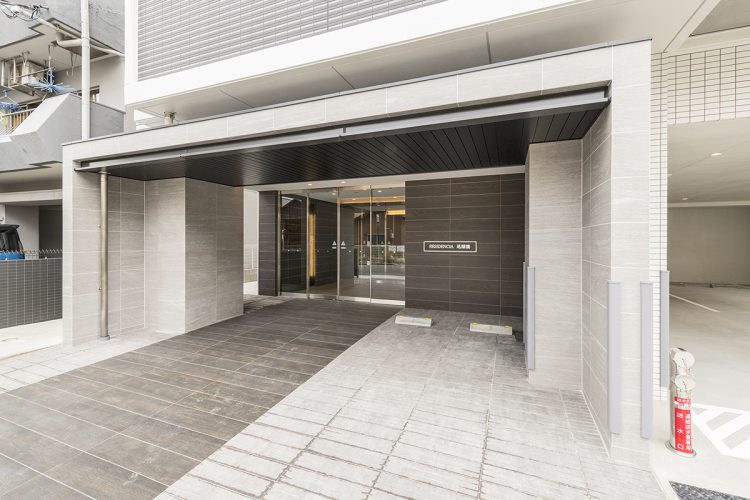 名古屋市中川区の賃貸マンションの大判タイルで高級感のあるエントランスの新築写真