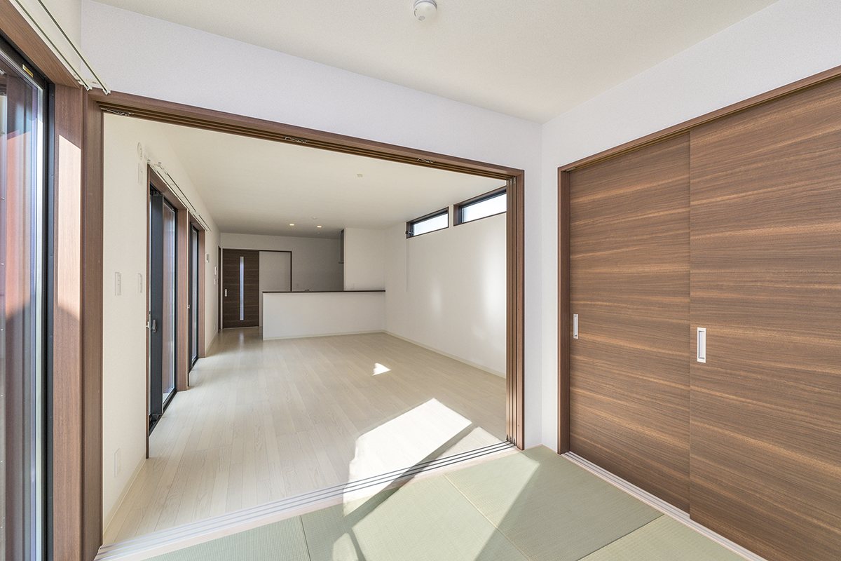 名古屋市名東区の戸建賃貸住宅のリビングとつながる収納の付いた和室
