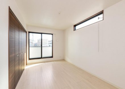 名古屋市名東区の戸建賃貸住宅の窓が2か所にあり明るい洋室