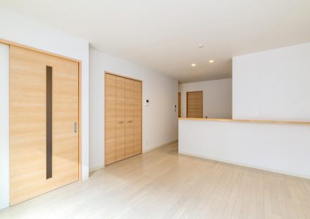 名古屋市北区の戸建賃貸住宅の建具が木目模様のナチュラルテイストなLDK