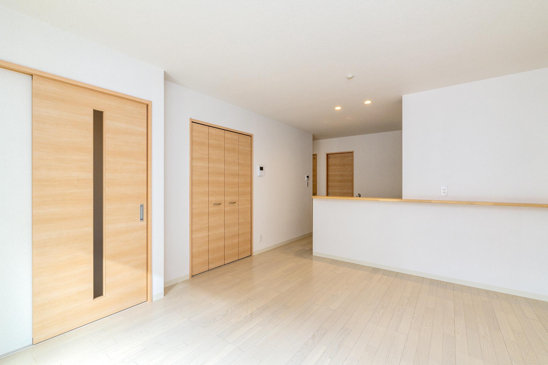 名古屋市北区の戸建賃貸住宅の建具が木目模様のナチュラルテイストなLDK