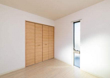 名古屋市北区の戸建賃貸住宅の縦長の窓がついた洋室