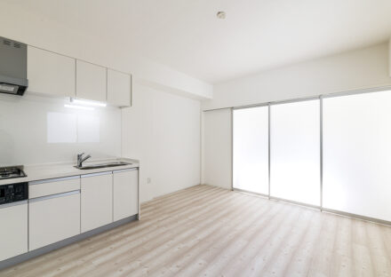 名古屋市昭和区の店舗付き4階建てマンションの半透明のドアで広さが感じられるLDK