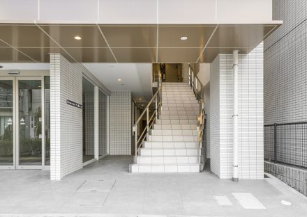 名古屋市昭和区の店舗付き4階建てマンションのカーブのついた2階へとつながる階段