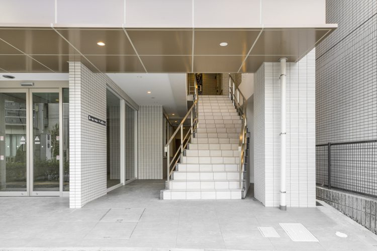 名古屋市昭和区の4階建て賃貸マンションのカーブのついた2階へとつながる階段