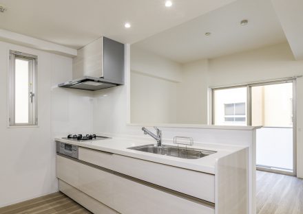 名古屋市昭和区の4階建て賃貸マンションの窓があり明るい白いオープンキッチン