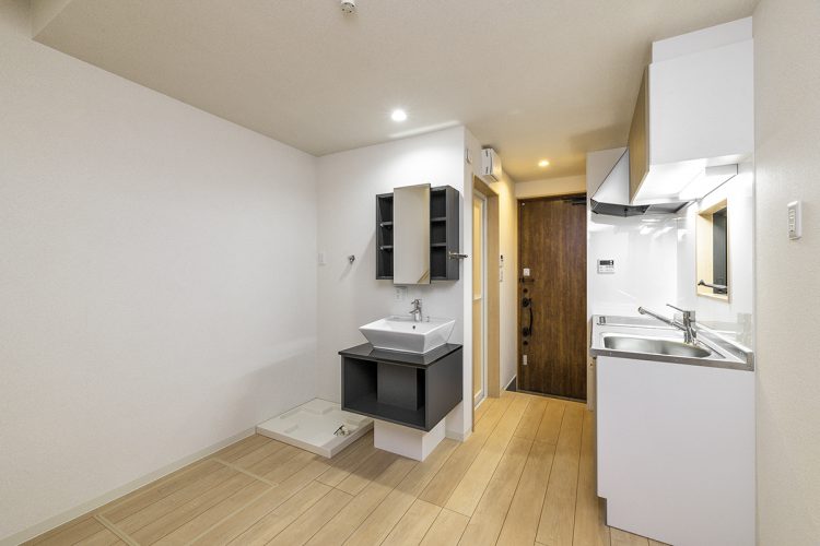 名古屋市中村区のロフト付き賃貸アパートのモノトーンのおしゃれな洗面台の付いた1階洋室
