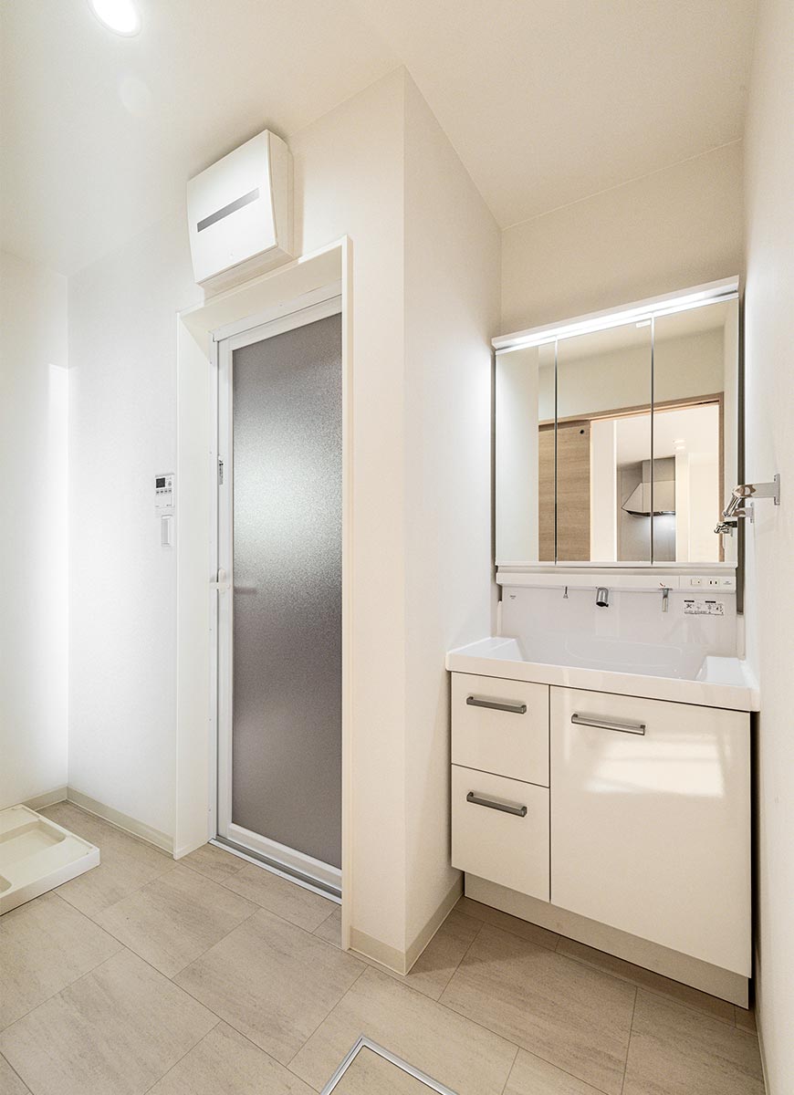 名古屋市西区のモダンな戸建賃貸住宅の白で統一された洗面室