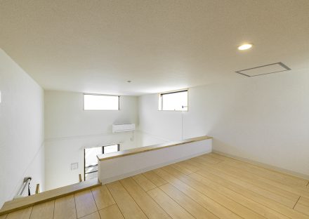 名古屋市中村区のロフト付き賃貸アパートの上部に窓があり明るいロフト