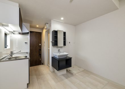 名古屋市中村区のロフト付き賃貸アパートの1階洋室には、キッチン、洗面台、洗濯機置き場あり。