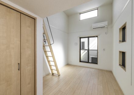 名古屋市中村区のロフト付き賃貸アパートのバルコニーの付いた明るい2階洋室