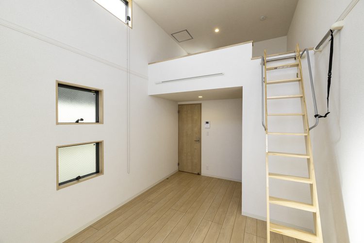 名古屋市中村区のロフト付き賃貸アパートのロフトの付いたナチュラルカラーの2階洋室