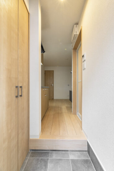 名古屋市中村区のロフト付きメゾネット賃貸アパートの天井の高いシューズボックスは収納力あり