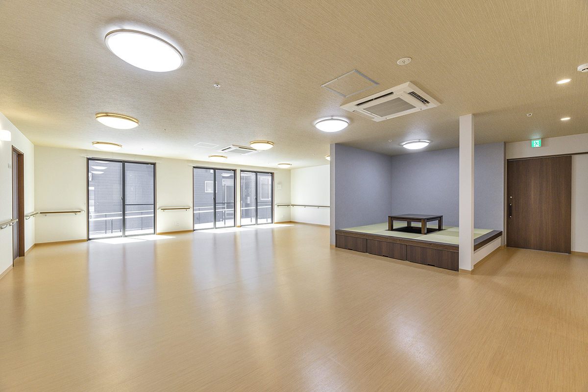 愛知県春日井市の小規模多機能施設の居間＆食堂・畳コーナー