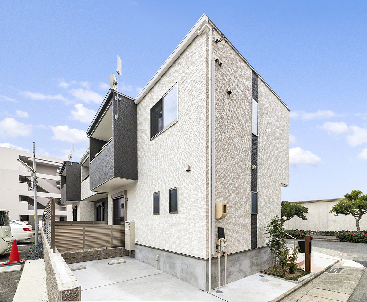 名古屋市瑞穂区の戸建て賃貸住宅の駐車場と植栽のある戸建て賃貸住宅