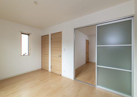 名古屋市瑞穂区の戸建賃貸住宅の半透明の引き戸が付いたナチュラルテイストな2階洋室