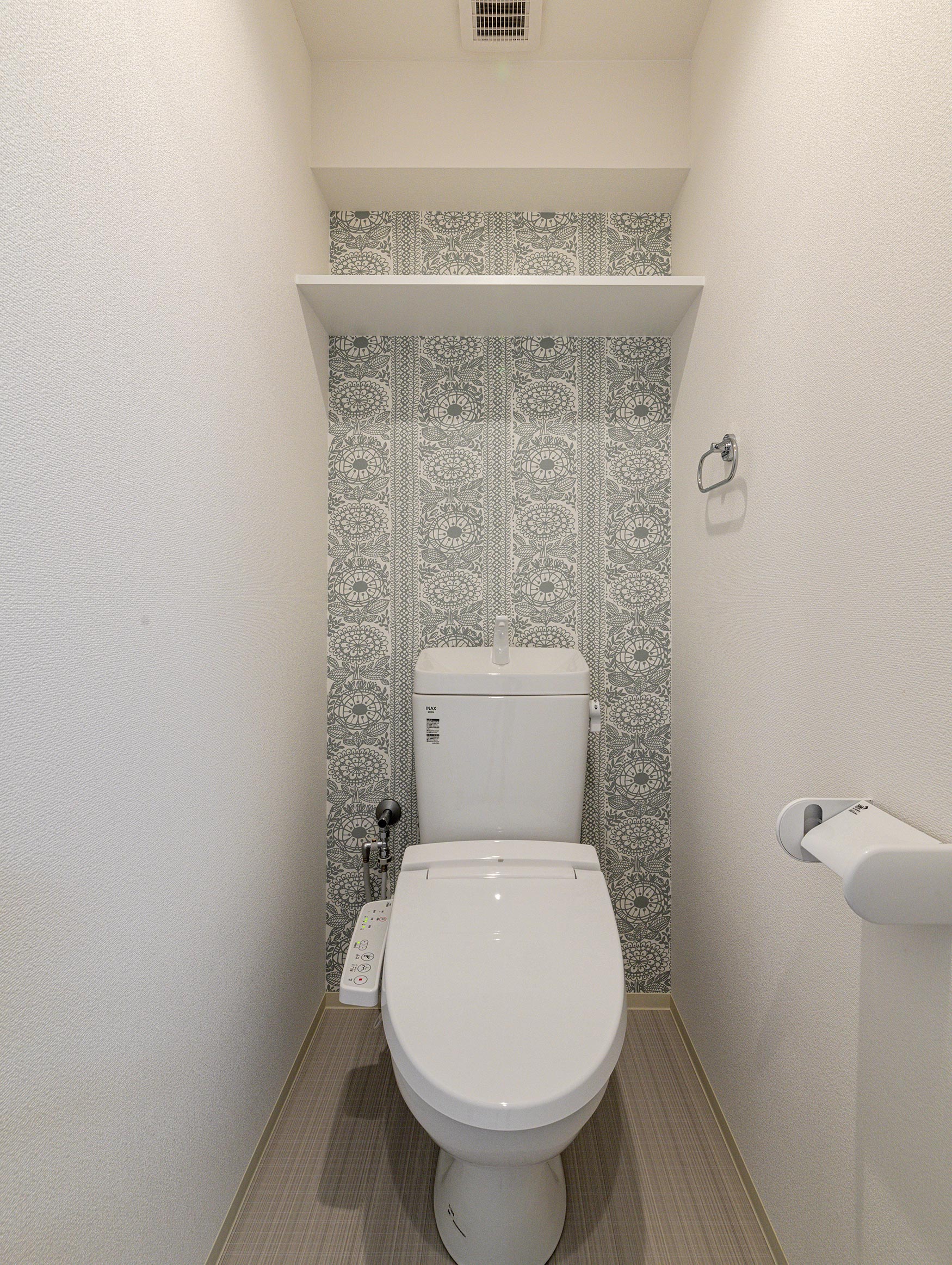 愛知県小牧市のレトロとモダンを組み合わせたデザインの賃貸マンションの棚の付いたモダンな壁紙のトイレ
