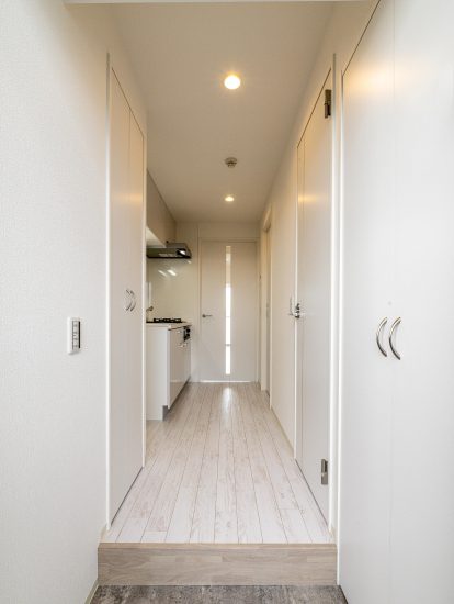 愛知県小牧市のレトロとモダンを組み合わせたデザインの賃貸マンションのフローリングも白っぽい色で統一された玄関ホール