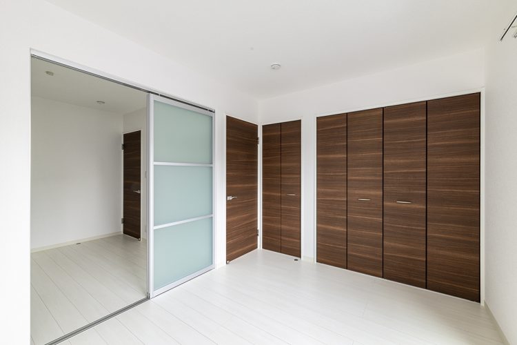 名古屋市瑞穂区の戸建賃貸住宅の半透明の引き戸が付いた白いフローリングの2階洋室