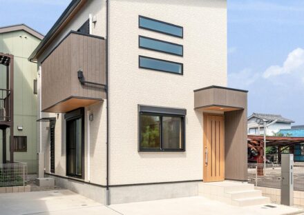名古屋市西区の横長3段の窓がアクセントの戸建賃貸住宅外観