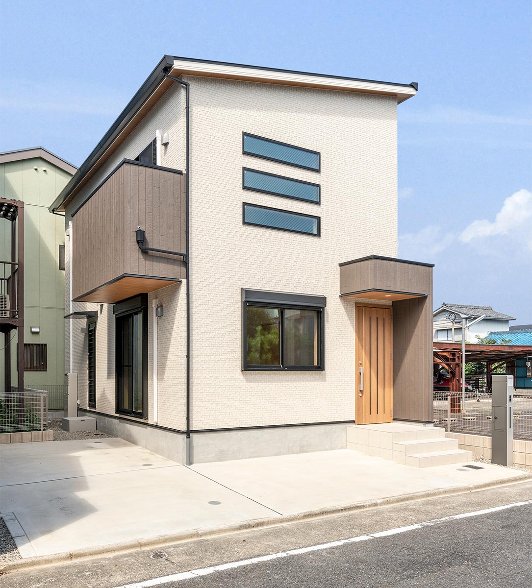 名古屋市西区の横長3段の窓がアクセントの戸建賃貸住宅外観